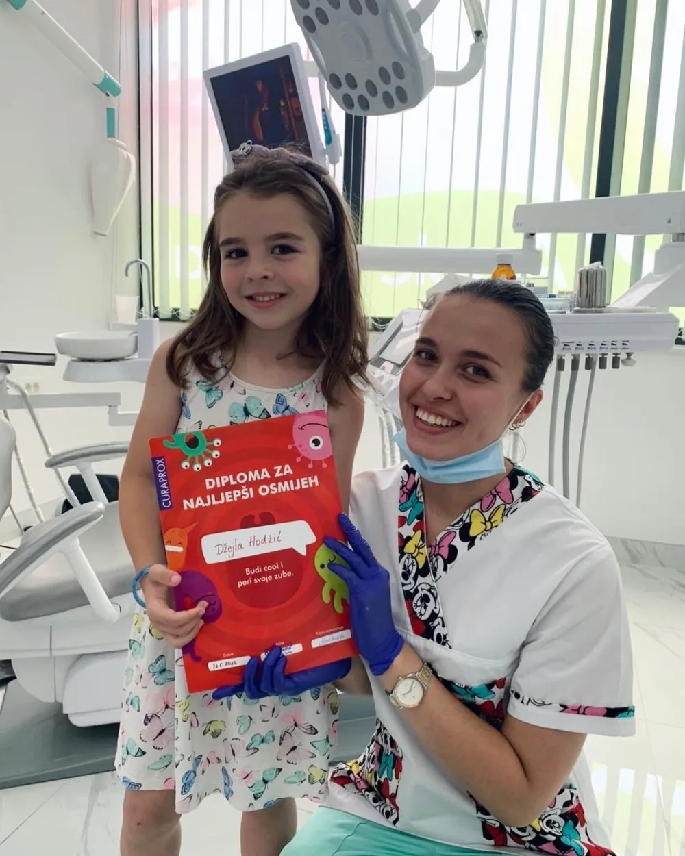Doktorica Alma Perenda sa malom pacijenticom, ordinacija Appledental